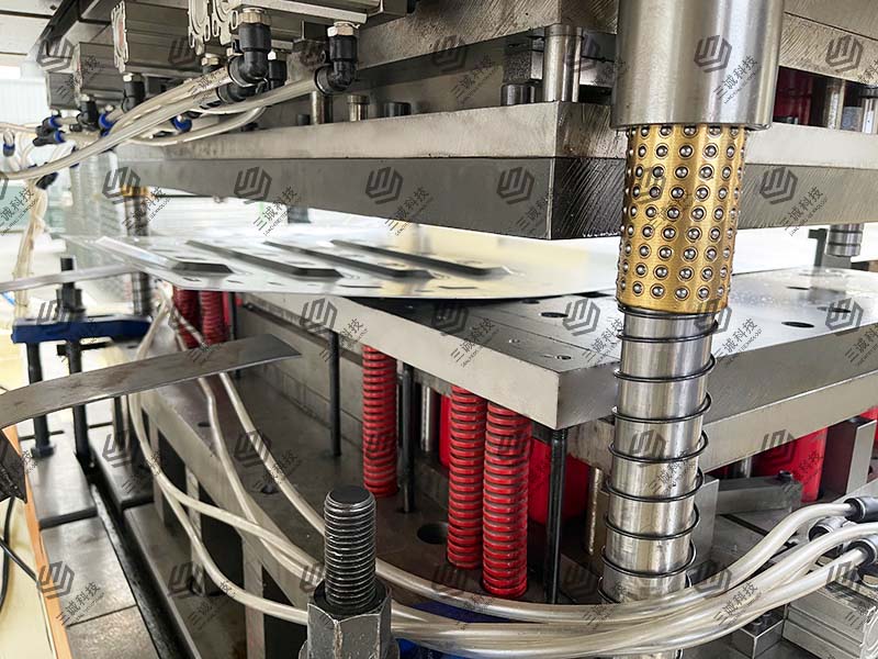 模壓電纜橋架生產(chǎn)線